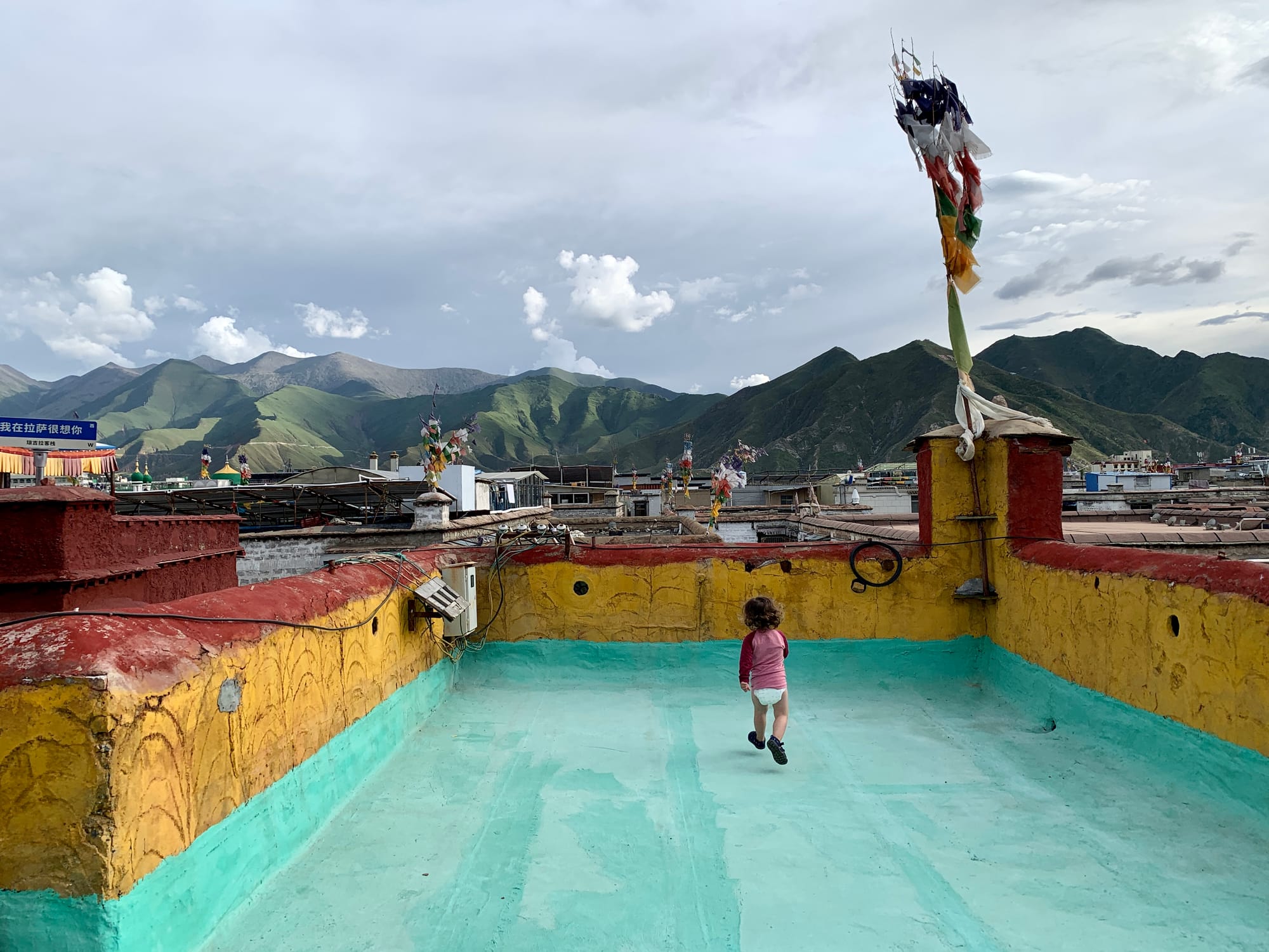 A toddler in high altitude in Lhasa